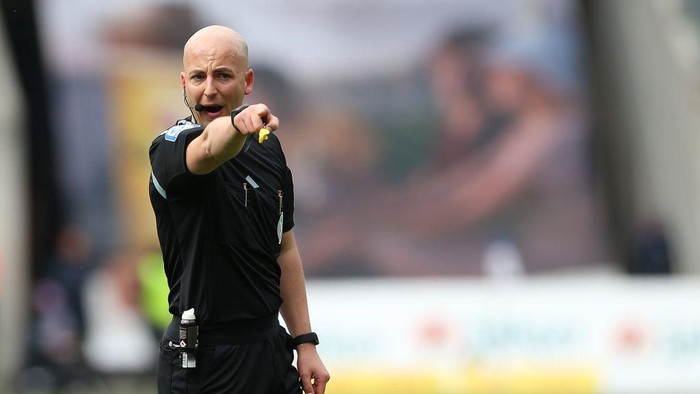 ROSTOCK, GERMANY - APRIL 09: Referee Nicolas Winter gestures during the Second Bundesliga match between F.C. Hansa Rostock and Holstein Kiel at Ostseestadion on April 09, 2023 in Rostock, Germany. (Photo by Cathrin Mueller/Getty Images)
