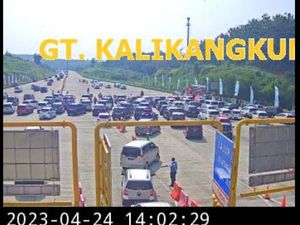 One Way Arah Jakarta Dimulai 14.45, Ini Potret Antrean di GT Kalikangkung