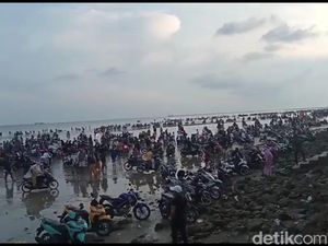 Duh, Ratusan Motor Terparkir Kurangi Keindahan Pantai Camplong Duh, Ratusan Motor Terparkir Kurangi Keindahan Pantai Camplong