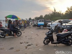 Pantai Camplong Madura Dipadati Ribuan Wisatawan di Libur Lebaran