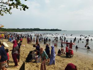 Pantai Carita Diserbu Wisatawan, Polisi Siapkan Rekayasa Lalin