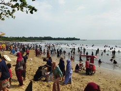 Pantai Carita Diserbu Wisatawan, Polisi Siapkan Rekayasa Lalin