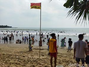 Pantai Carita Pandeglang Diserbu Wisatawan