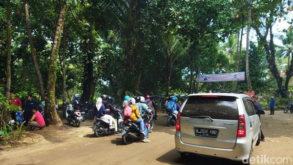Potret Pantai Carita yang Dipenuhi Turis di Libur Lebaran Hari Ini