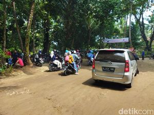Potret Pantai Carita yang Dipenuhi Turis di Libur Lebaran Hari Ini