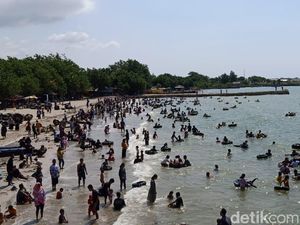 3.000 Wisatawan Padati Pantai Delegan Gresik di Libur Lebaran