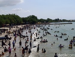 3.000 Wisatawan Padati Pantai Delegan Gresik di Libur Lebaran