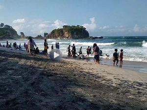 VIDEO: Kondisi Kawasan Pantai Klayar Pacitan H+2 Lebaran VIDEO: Kondisi Kawasan Pantai Klayar Pacitan H+2 Lebaran