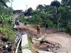 Tanah di Sukamakmur Bogor Geser Tiap 20 Menit, Jalan Cuma Bisa Dilalui Motor