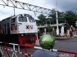 Tabrakan KA Brantas Vs Truk, KAI Beberkan Aturan Lewati Perlintasan Kereta