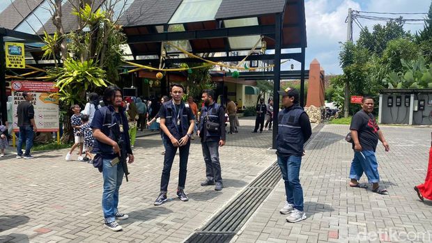 Polisi berpakaian sipil berjaga di kawasan wisata Lembang, Kabupaten Bandung Barat, Senin (24/4/2023).