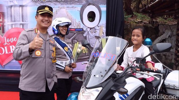Polisi saat melakukan pengamanan di jalur wisata Kabupaten Bandung, Senin (24/4/2023).