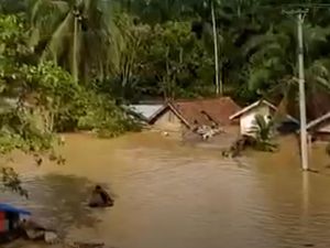 Masih Lebaran, Ratusan Rumah di Tebo Jambi Terendam Banjir Masih Lebaran, Ratusan Rumah di Tebo Jambi Terendam Banjir