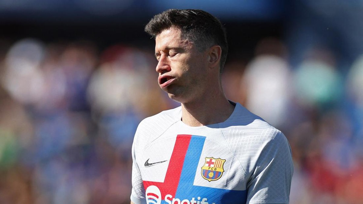 Robert Lewandowski sedang seret gol di Barcelona. (Foto: REUTERS/ISABEL INFANTES)