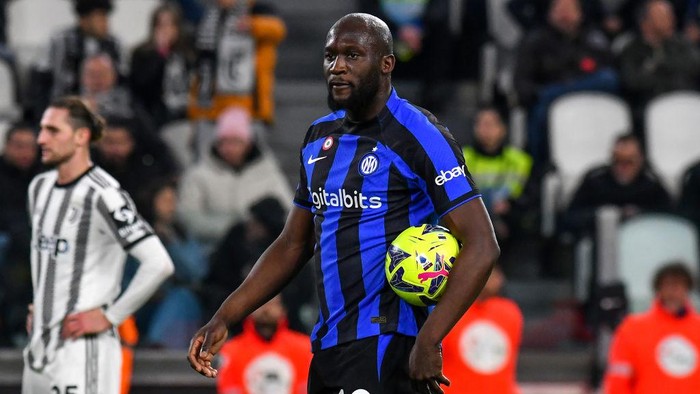 Romelu Lukaku of Fc Internazionale holds the ball prior to kick a penalty during the Italy Cup football match between Juventus FC and FC Internazionale at Juventus stadium. Turin (Italy), April 4th, 2023. (Photo by Giuliano Marchisciano/Mondadori Portfolio via Getty Images)