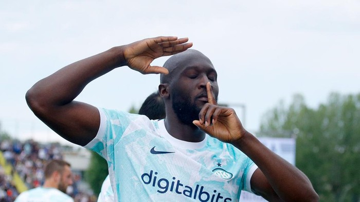 EMPOLI, ITALY - APRIL 23: Romelu Lukaku of FC Internazionale celebrates after scoring his teams first goal during the Serie A match between Empoli FC and FC Internazionale at Stadio Carlo Castellani on April 23, 2023 in Empoli, Italy. (Photo by Matteo Ciambelli/DeFodi Images via Getty Images)