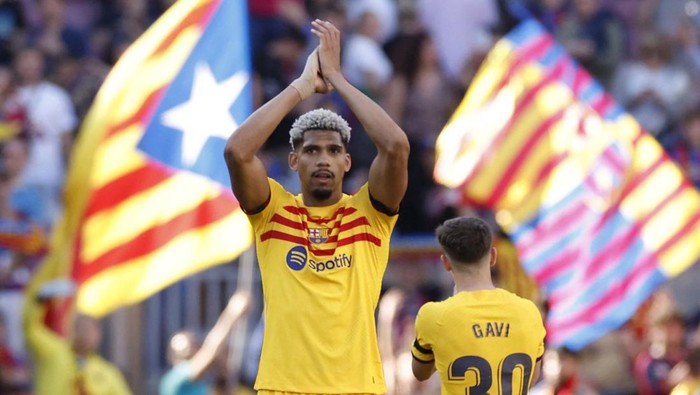 Soccer Football - LaLiga - FC Barcelona v Atletico Madrid - Camp Nou, Barcelona, Spain - April 23, 2023 FC Barcelonas Ronald Araujo applauds fans after the match REUTERS/Albert Gea