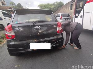 Tim Penyelamat Bantu Pemudik yang Tak Kuat Nanjak di Nagreg