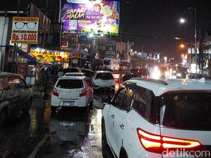 Warga Cibubur Ini Ngaku Terjebak Macet One Way Puncak Bogor hingga 8 Jam