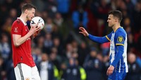 Sebelum memberikan bolanya kepada March, Weghorst mengecup bolanya lebih dulu. (Foto: Marc Atkins/Getty Images)