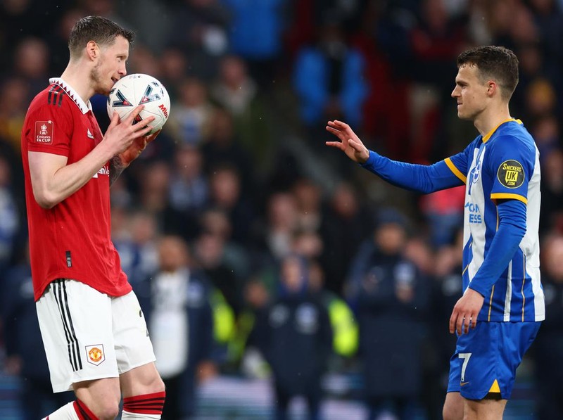 LONDON, ENGLAND - APRIL 23: Brighton's Solly March is passed the ball by Manchester United's Wout Weghorst before missing his penalty to lose the Emirates FA Cup Semi Final match between Brighton & Hove Albion and Manchester United at Wembley Stadium on April 23, 2023 in London, England. (Photo by Marc Atkins/Getty Images)