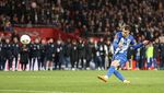 Foto: Kecupan Bola Weghorst yang Bikin Brighton Apes