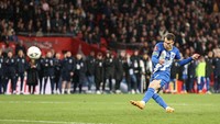 Sepakan dilakukan Solly March ke gawang MU. Ia mengarahkannya ke sisi kanan atas. (Foto: James Williamson - AMA/Getty Images)
