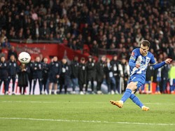 Sepakan dilakukan Solly March ke gawang MU. Ia mengarahkannya ke sisi kanan atas. (Foto: James Williamson - AMA/Getty Images)