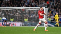 Weghorst langsung melonjak kegirangan melihat sepakan March melambung. Bola yang sebelumnya ia cium gagal masuk ke gawang MU. (Foto: GLYN KIRK/AFP via Getty Images)