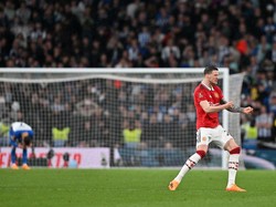 Weghorst langsung melonjak kegirangan melihat sepakan March melambung. Bola yang sebelumnya ia cium gagal masuk ke gawang MU. (Foto: GLYN KIRK/AFP via Getty Images)