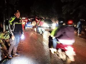 Jalan Tasik-Garut Sempat Tertutup Longsor