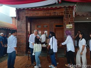 Ganjar Ketemu Teman SD-Tetangga di Tawangmangu: Mereka Bisik-bisik Cerita