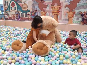Serunya Bermain dengan Teddy Bear Raksasa saat Libur Lebaran di Surabaya