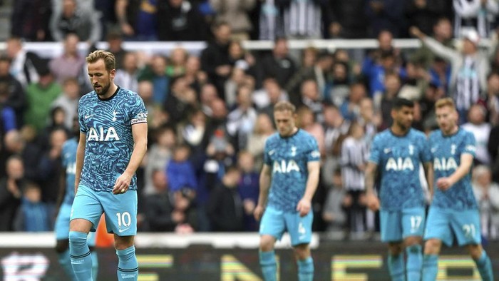 Tottenhams Harry Kane, left, reacts after Newcastles Callum Wilson, not pictured, scored their sides sixth goal of the game during the English Premier League soccer match between Newcastle United and Tottenham at St. James Park, Newcastle upon Tyne, England, Sunday, April 23, 2023. (Owen Humphreys/PA via AP)