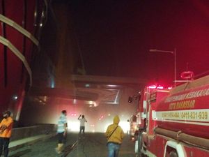 TSM Makassar Kebakaran, Damkar Lakukan Pemadaman