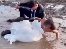 Viral Video Prewedding Gagal Romantis, Endingnya Jatuh ke Kubangan Lumpur