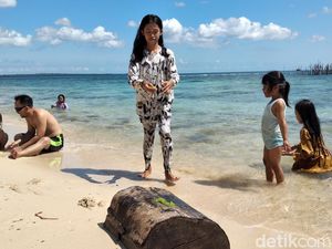 Serunya Liburan Lebaran di Pantai Pasir Putih Sumenep yang Masih Alami Serunya Liburan Lebaran di Pantai Pasir Putih Sumenep yang Masih Alami
