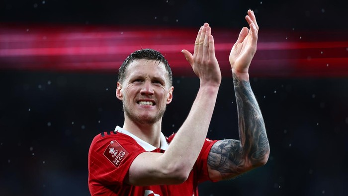 LONDON, ENGLAND - APRIL 23: Wout Weghorst of Manchester United applauds the supporters at full-time following the Emirates FA Cup Semi Final match between Brighton & Hove Albion and Manchester United at Wembley Stadium on April 23, 2023 in London, England. (Photo by Chris Brunskill/Fantasista/Getty Images)