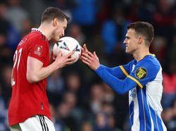 Saat adu penalti, ada momen Weghorst mengecup bola yang akan ditendang Solly March. Skornya saat itu masih sama 6-6. (Foto: Marc Atkins/Getty Images)
