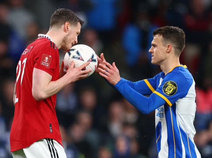 LONDON, ENGLAND - APRIL 23: Brighton's Solly March is passed the ball by Manchester United's Wout Weghorst before missing his penalty to lose the Emirates FA Cup Semi Final match between Brighton & Hove Albion and Manchester United at Wembley Stadium on April 23, 2023 in London, England. (Photo by Marc Atkins/Getty Images)