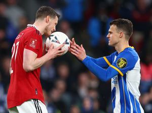 Foto: Kecupan Bola Weghorst yang Bikin Brighton Apes Foto: Kecupan Bola Weghorst yang Bikin Brighton Apes
