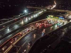 Terkini! Suasana Arus Balik di Gerbang Tol Cileunyi Ramai Lancar Terkini! Suasana Arus Balik di Gerbang Tol Cileunyi Ramai Lancar
