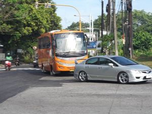 Arus Balik, Polisi Alihkan Pemudik Bermobil Lewat Terminal Mengwi Arus Balik, Polisi Alihkan Pemudik Bermobil Lewat Terminal Mengwi
