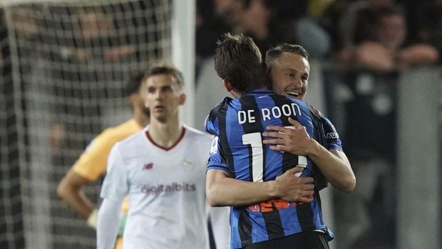 Atalanta's Teun Koopmeiners, right, celebrates scoring during the Serie A soccer match between Atalanta and Roma at Gewiss Stadium in Bergamo, Italy, Monday April 24, 2023. (Simone Spada/LaPresse via AP)