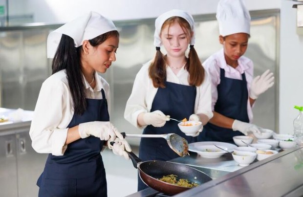 Berbuat Lebih. Foto freepik.com: naveebird