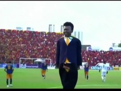 Gagal Banget, Boneka Raksasa Pele di Brasil Malah Seperti Orang Mesum!