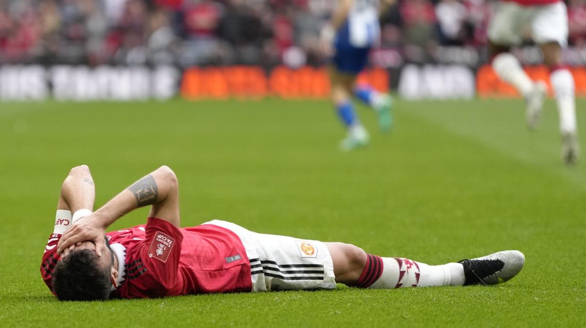 Bruno Fernandes terkapar karena cedera. (Foto: AP/Kirsty Wigglesworth)