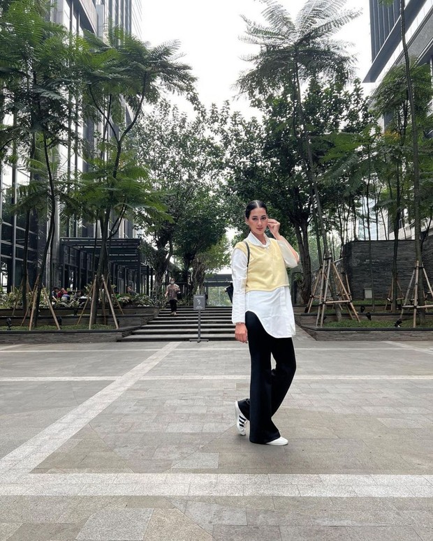 Cerah dan Modis dengan Crop Top Outer Kuning. Foto Instagram: paula_verhoeven