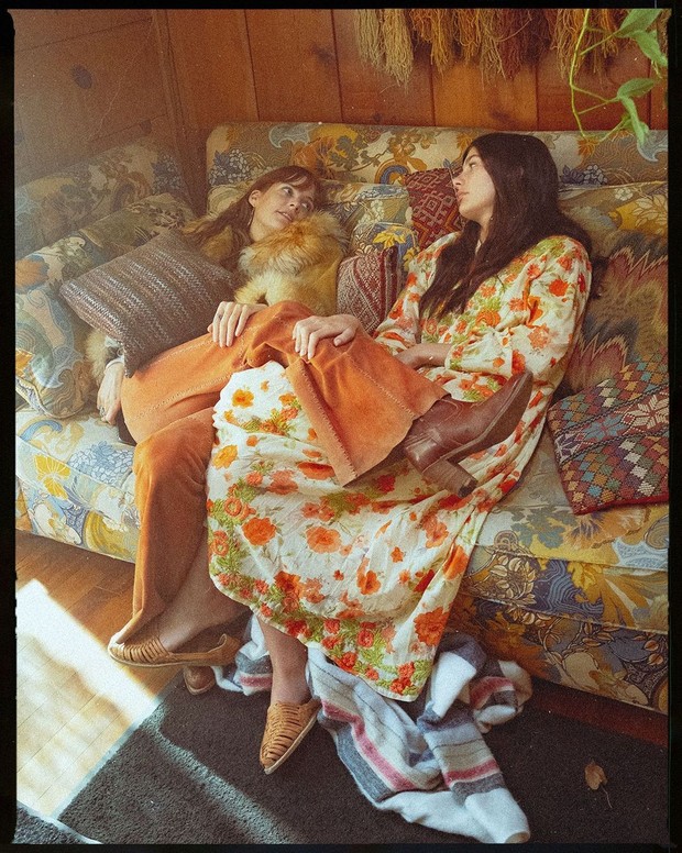 Foto: instagram.com/daisyjonesandthesix Motif flora multi warna dikenakan karakter Camila/