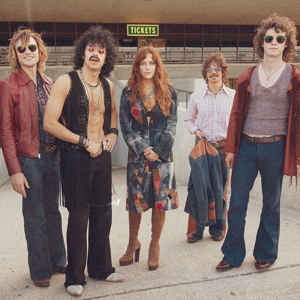 Foto: instagram.com/daisyjonesandthesix Platform boots dikenakan karakter Daisy Jones/